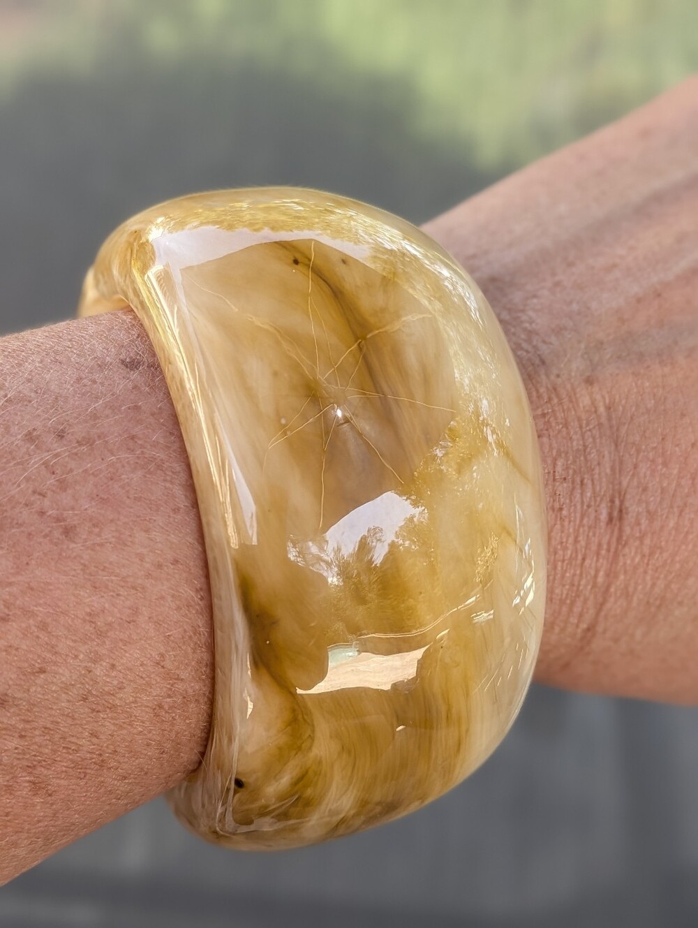 Vintage Creamy Marbled Lucite Hinged Bangle | Magnetic Closure | Chunky - Picture 5 of 6